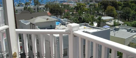 Zona residencial con vista al océano y una colina al fondo.