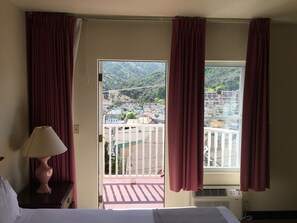 Habitación, 1 cama de matrimonio grande, balcón, vistas parciales al mar (5OB) | Tabla de planchar con plancha, wifi gratis, ropa de cama