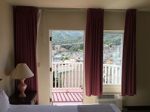 Chambre, 1 très grand lit, balcon, vue partielle sur l'océan (5OB) | Fer et planche à repasser, Wi-Fi gratuit, draps fournis