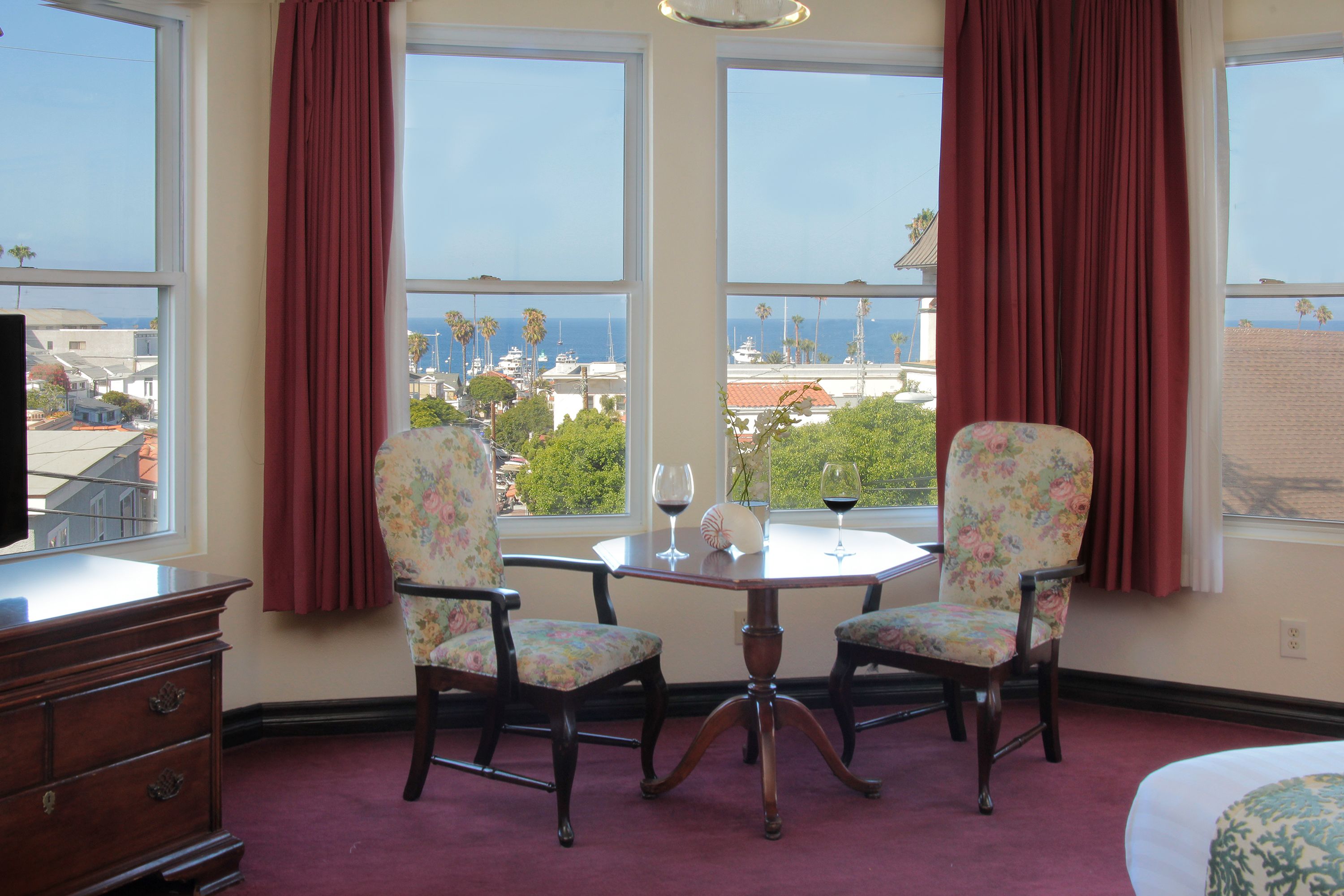 스탠다드룸, 킹사이즈침대 1개, 분사식 욕조, 바다 전망 | 다리미/다리미판, 무료 WiFi, 침대 시트