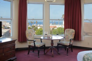 (6JV) 1 King Bed, Whirlpool Tub, Ocean View From Window | Iron/ironing board, free WiFi, bed sheets