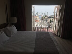 Standard Room, 1 King Bed, Balcony, Ocean View (8JM) | Iron/ironing board, free WiFi, bed sheets