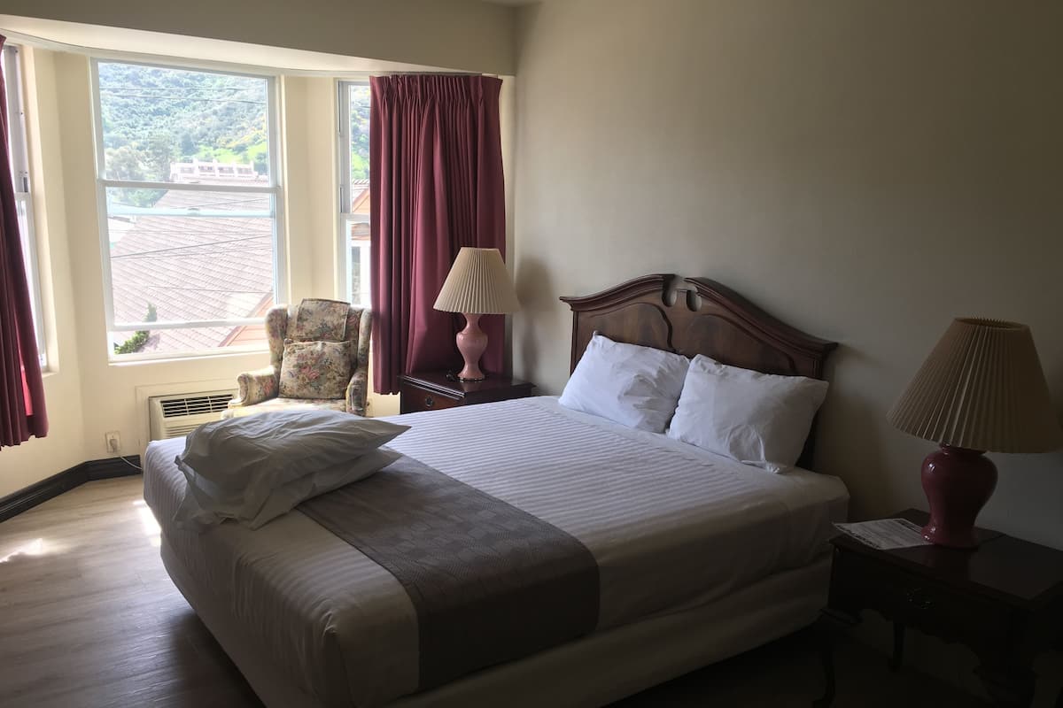 Habitación estándar, 1 cama King size, vista parcial al océano (4PO) | Tabla de planchar con plancha, wifi gratis y ropa de cama 