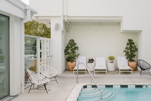 屋外プール、営業時間 7:00 ～ 21:00、サンラウンジャー