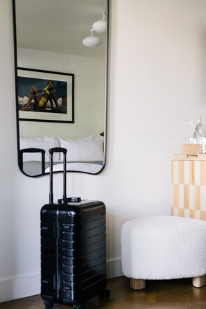Junior Suite King (JSK) | Egyptian cotton sheets, premium bedding, down comforters, pillowtop beds - Short Stories Hotel (Los Angeles)