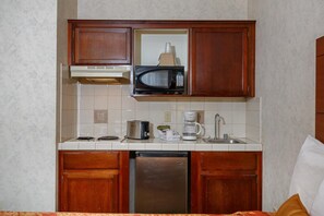 Frigobar, microondas, cafetera/tetera