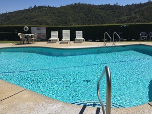 Outdoor pool - Miners Inn (Mariposa)