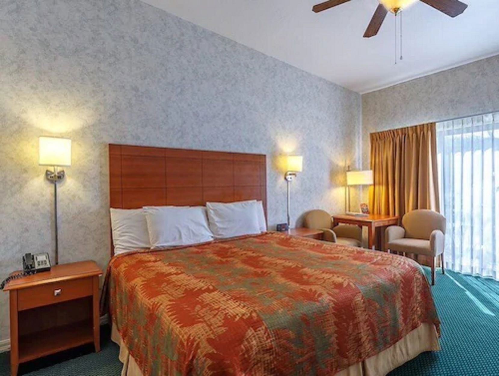 Coffres-forts dans les chambres, fer et planche à repasser