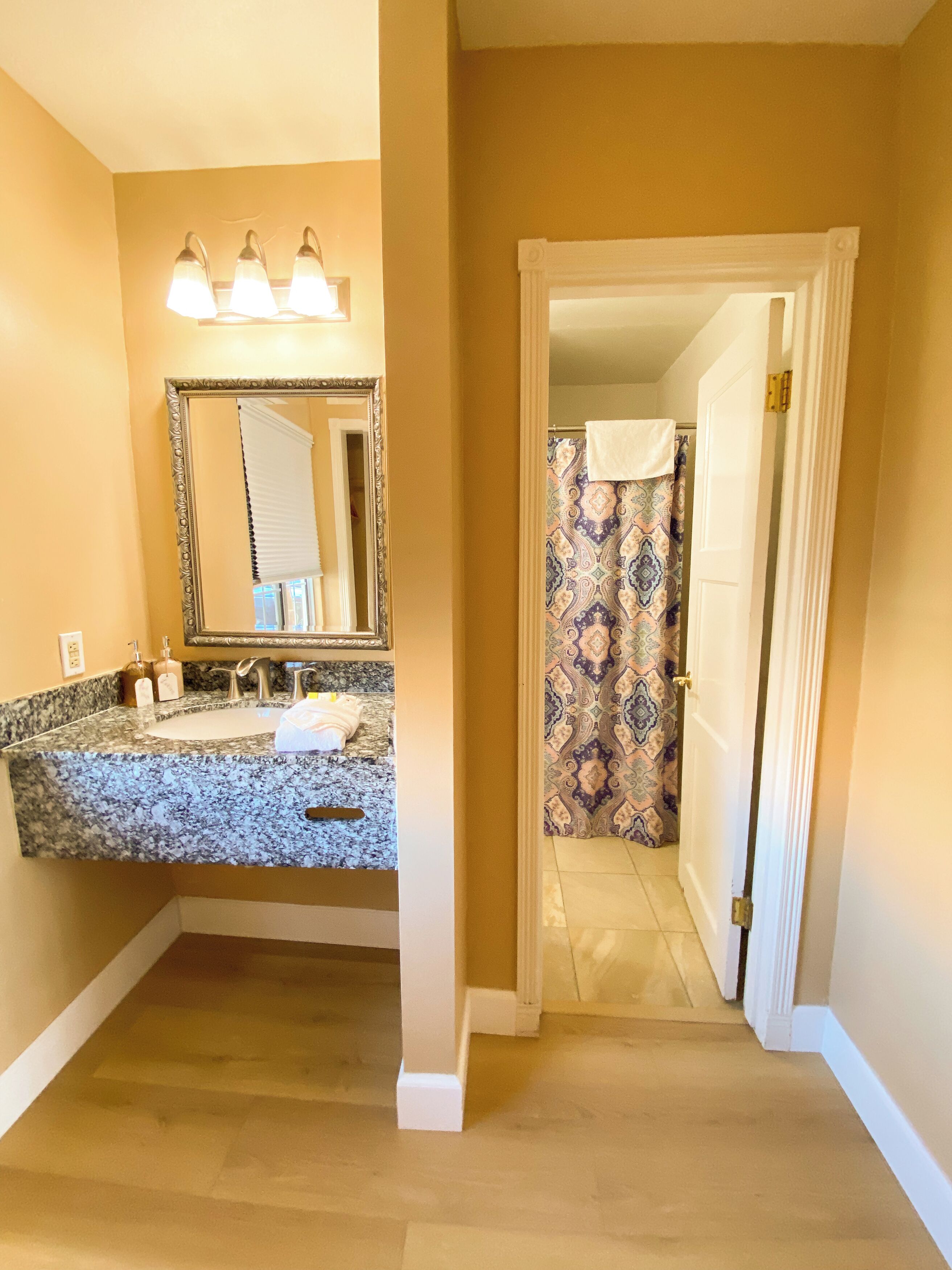 king partial ocean view | bathroom | combined shower/bathtub, free toiletries, towels