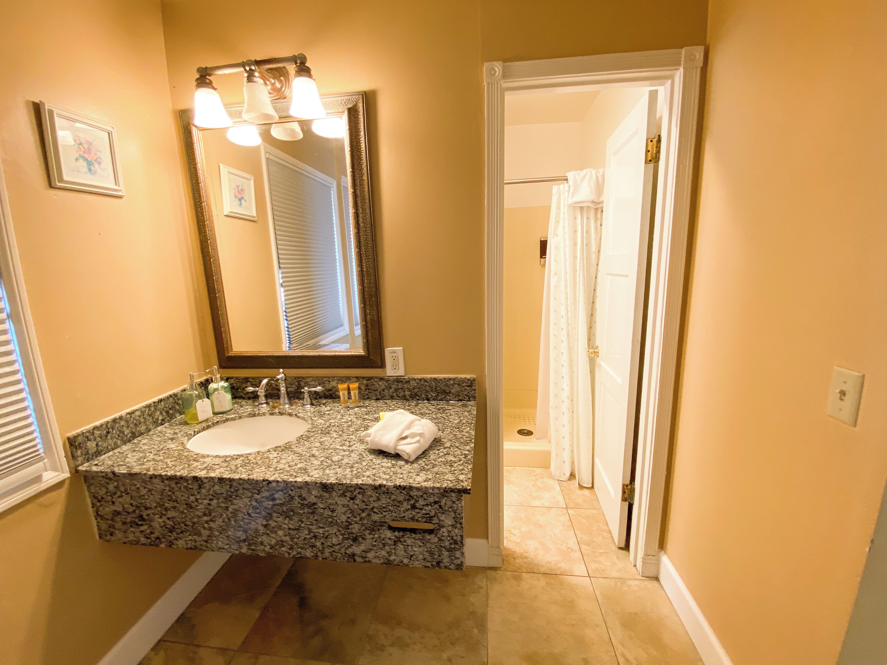 king ocean view | bathroom | combined shower/bathtub, free toiletries, towels