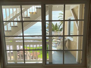 Standaard kamer, 1 queensize bed, gedeeltelijk uitzicht op oceaan | Een bureau, verduisterende gordijnen, een strijkplank/strijkijzer