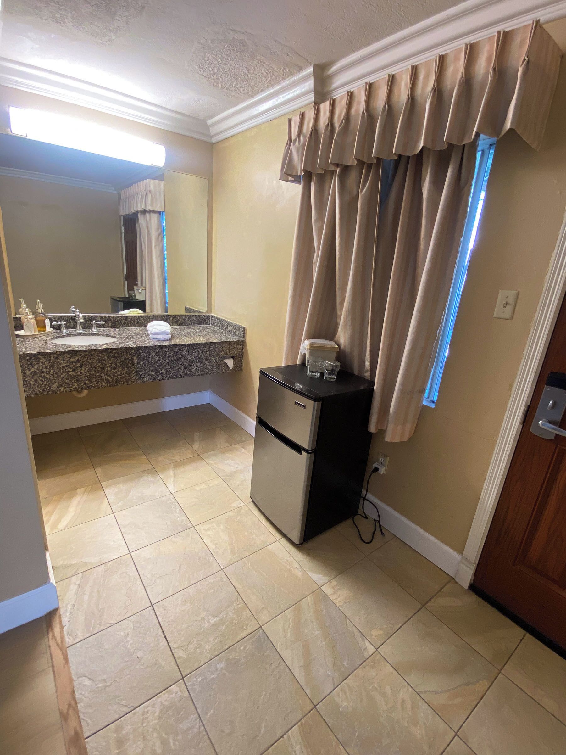 ocean view deluxe #11, king + twin | bathroom | combined shower/bathtub, free toiletries, towels