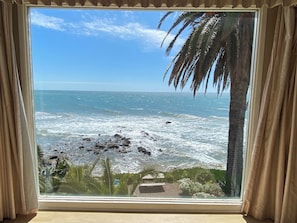 Deluxe kamer, Meerdere bedden | Uitzicht op strand/zee