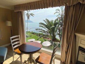 Deluxe-Zimmer, Kamin, Meerblick | Strand-/Meerblick