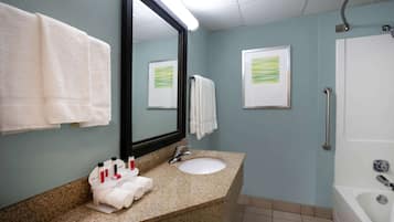 Combined shower/tub, free toiletries, hair dryer, towels