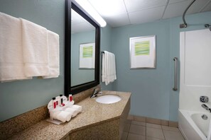 Kombinasi shower/bathtub dan perlengkapan mandi gratis