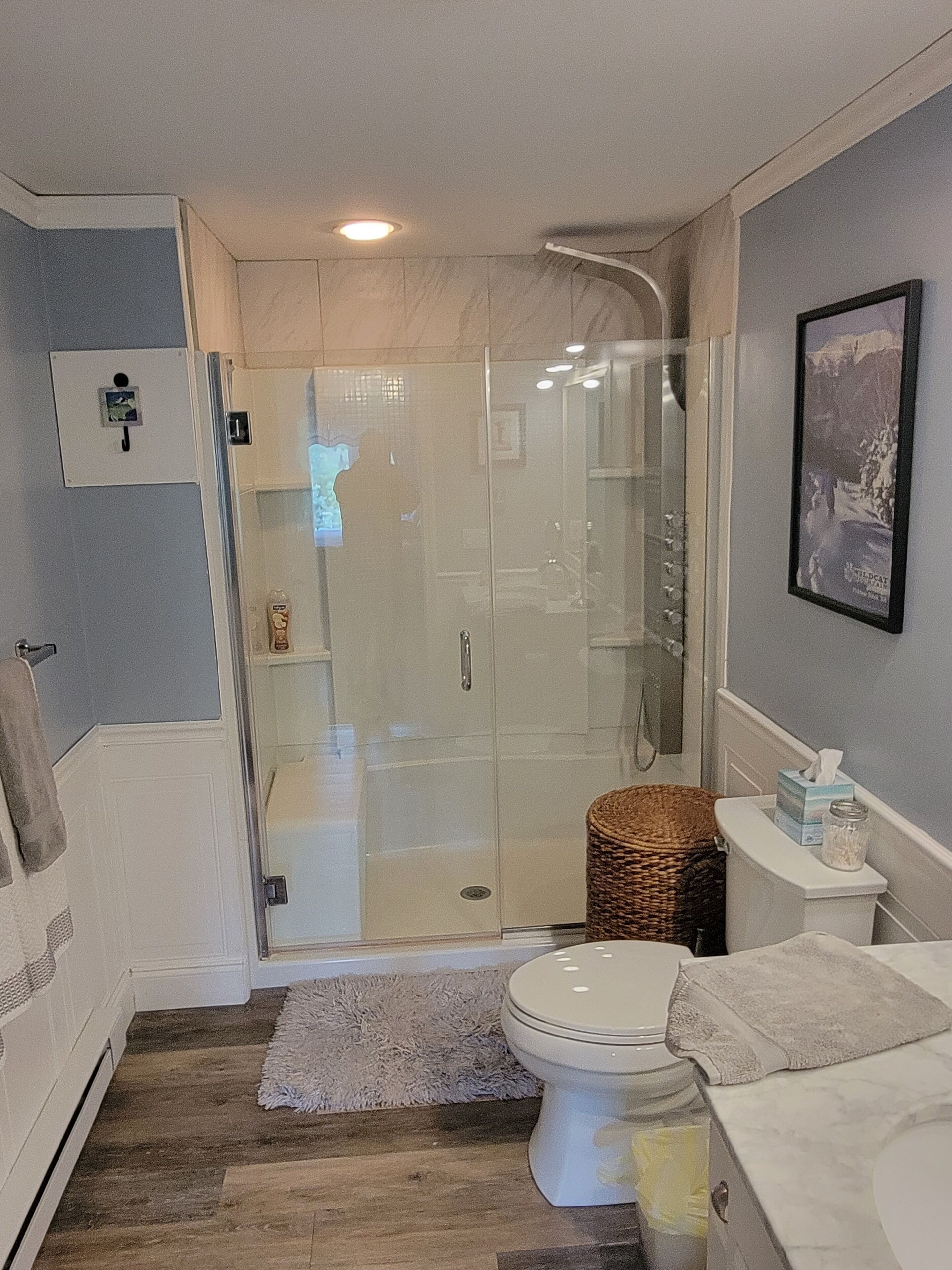 Une salle de bain moderne avec une douche à parois de verre, des toilettes et un lavabo.