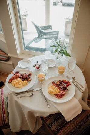 Buffet breakfast for a fee on weekends