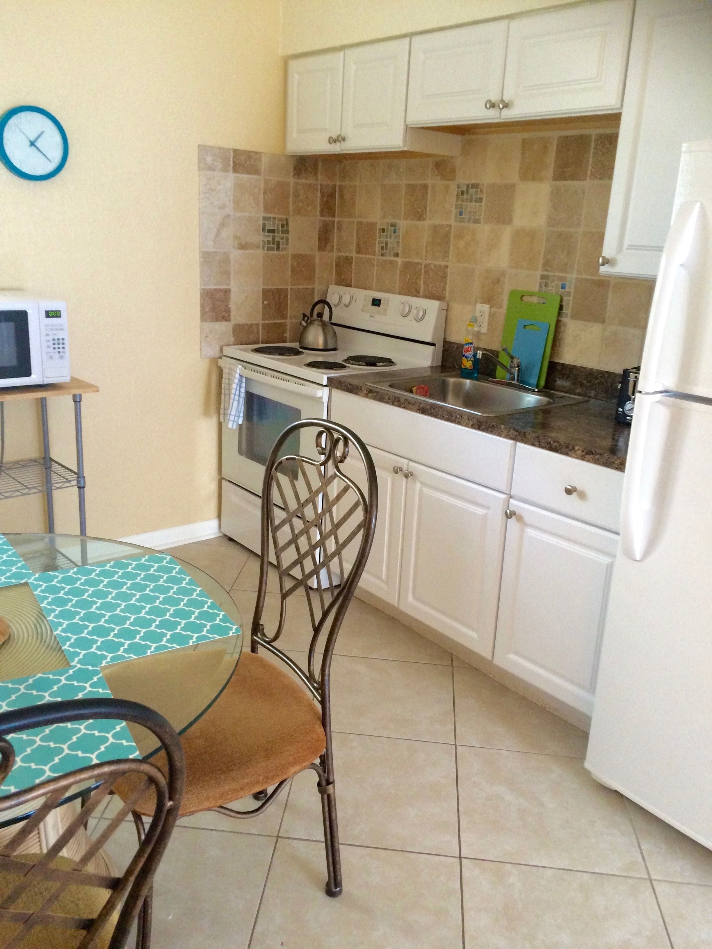 deluxe 1-bedroom king bed w/ kitchen & sofa bed | private kitchenette