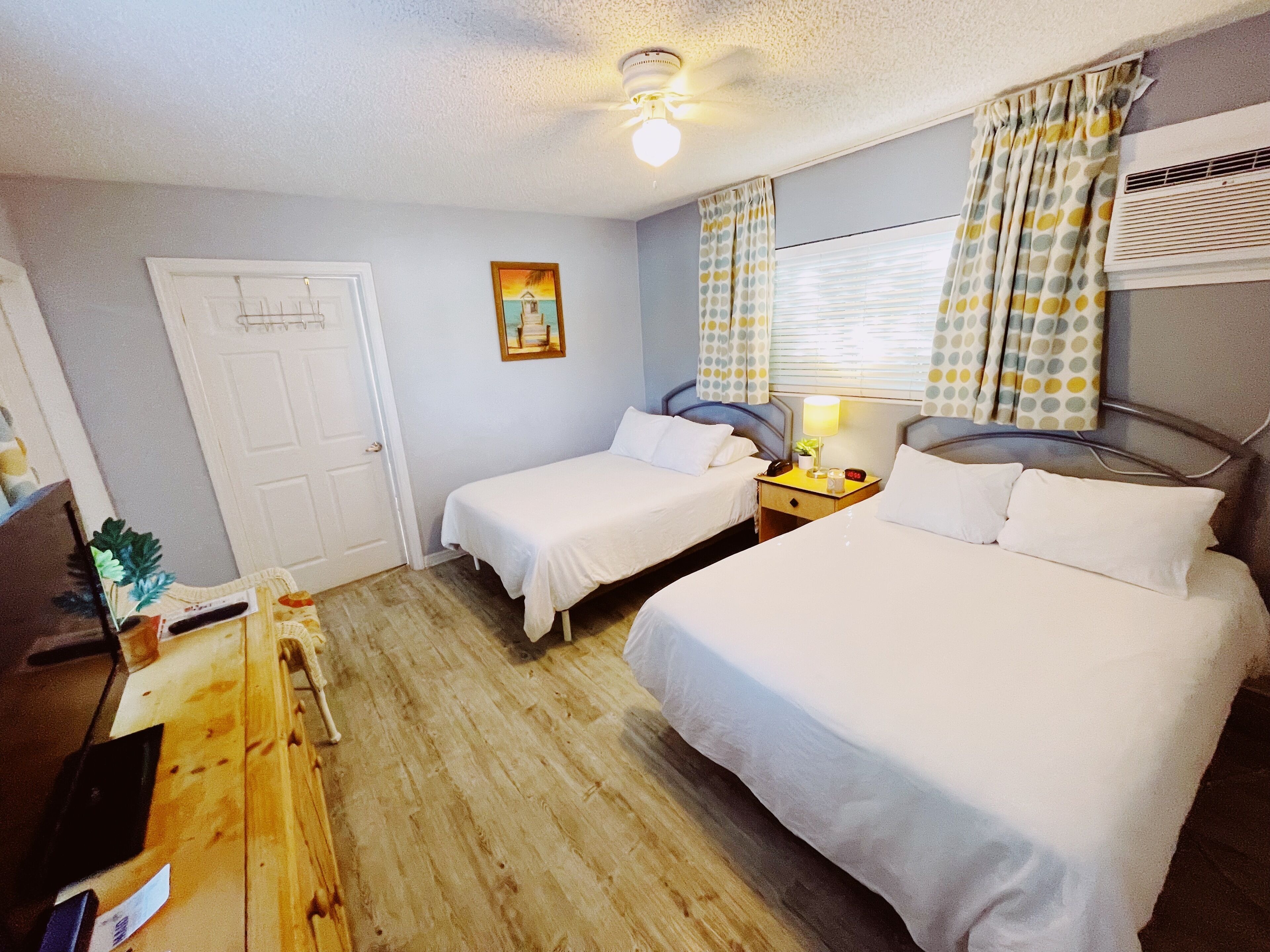 Habitación estándar, 2 camas Queen size, para no fumadores | Tabla de planchar con plancha, wifi gratis y ropa de cama 