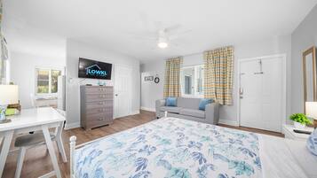 Superior King Studio w/ Kitchen | Iron/ironing board, free WiFi, bed sheets
