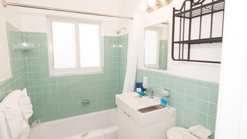 Kombinasi shower/bathtub dan perlengkapan mandi gratis