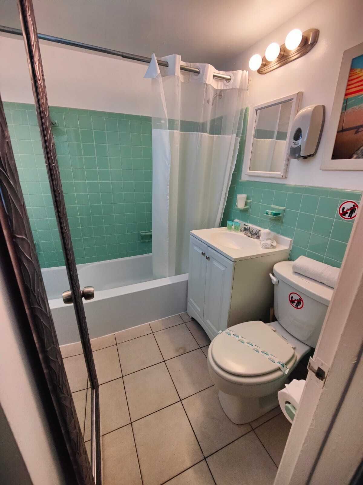 standard two double beds studio | bathroom | combined shower/bathtub, free toiletries, hair dryer, towels