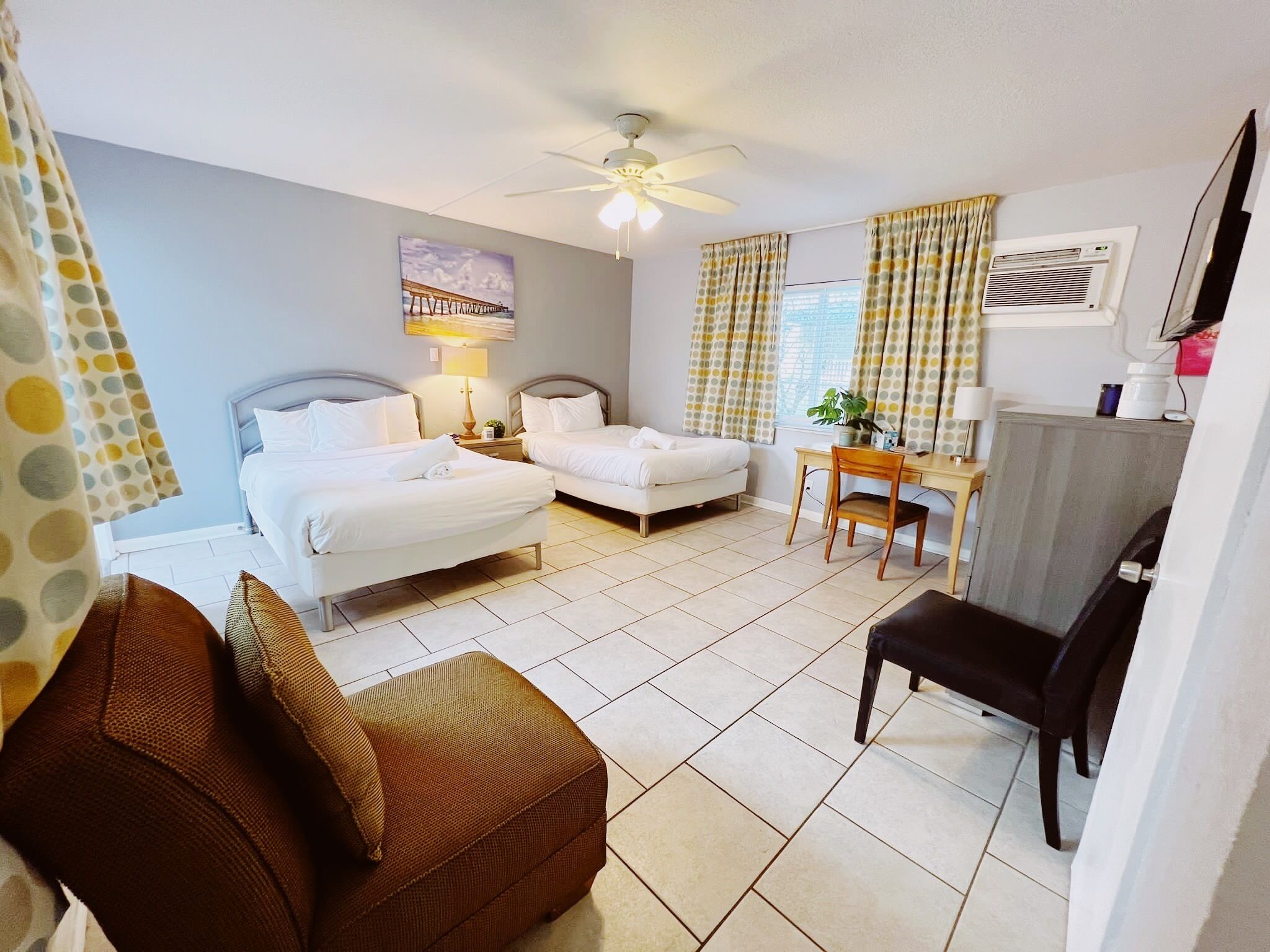 Habitación Deluxe, 2 camas matrimoniales, para no fumadores | Tabla de planchar con plancha, wifi gratis y ropa de cama 