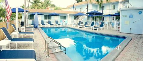 Utendørsbasseng, bassengparasoller og solsenger