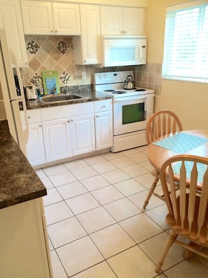Deluxe 1-Bedroom Two Queen Bed w/ Kitchen & Sofa Bed | Private kitchen