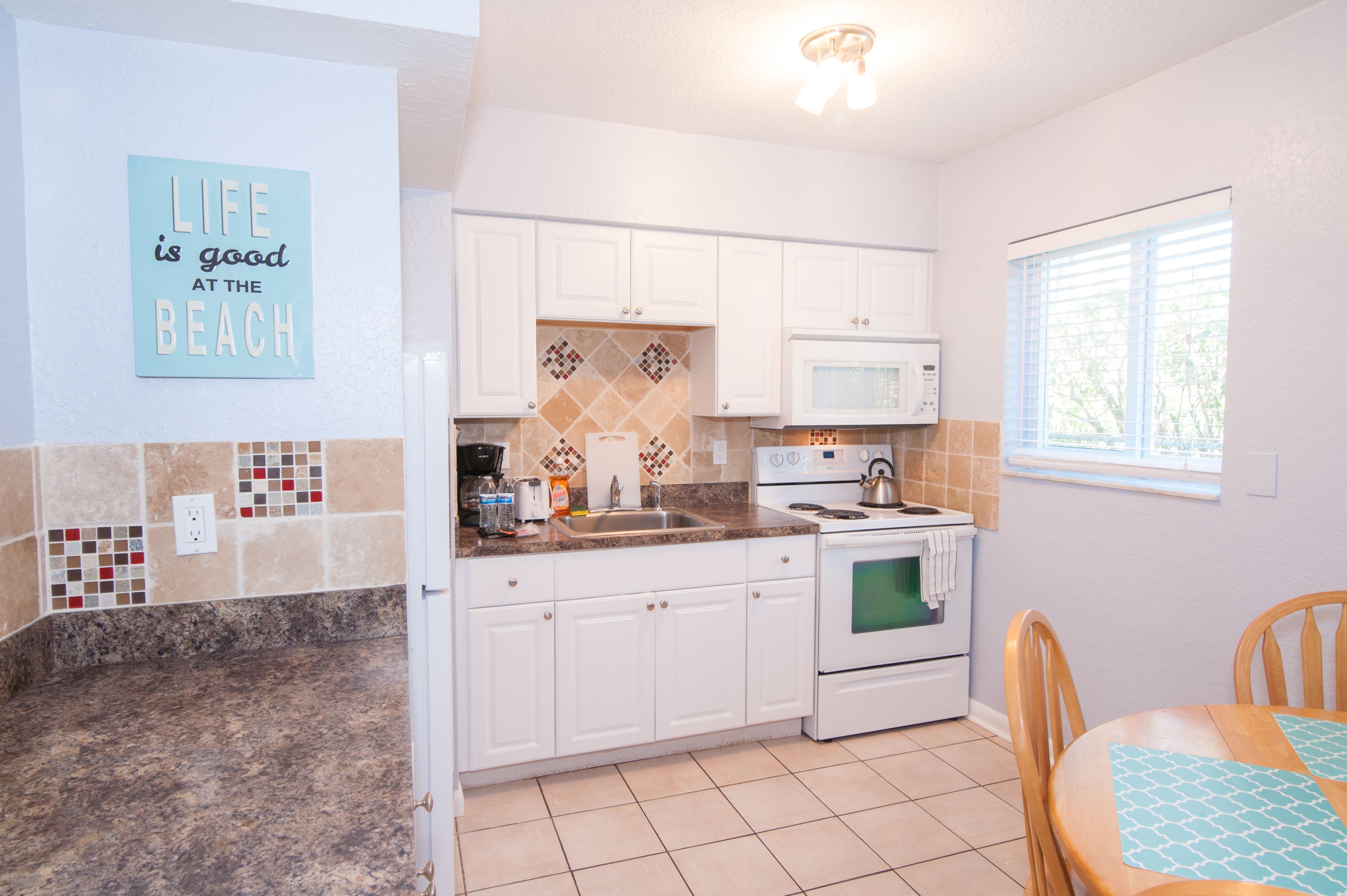 deluxe 1-bedroom two queen bed w/ kitchen & sofa bed | private kitchen