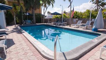 Kolam renang outdoor, dengan payung kolam renang dan kursi berjemur