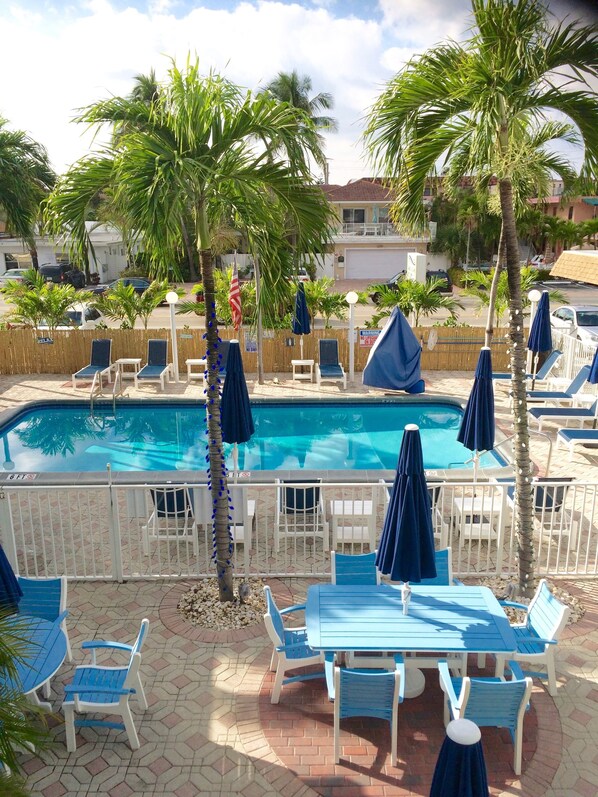 Piscine extérieure, parasols de plage, chaises longues