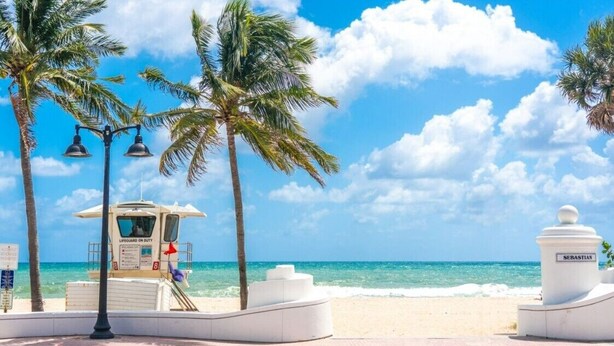 A lifeguard station with a beach view, palm trees, and a clear sky. - Great Escape Apartments by Lowkl (Lauderdale-by-the-Sea)