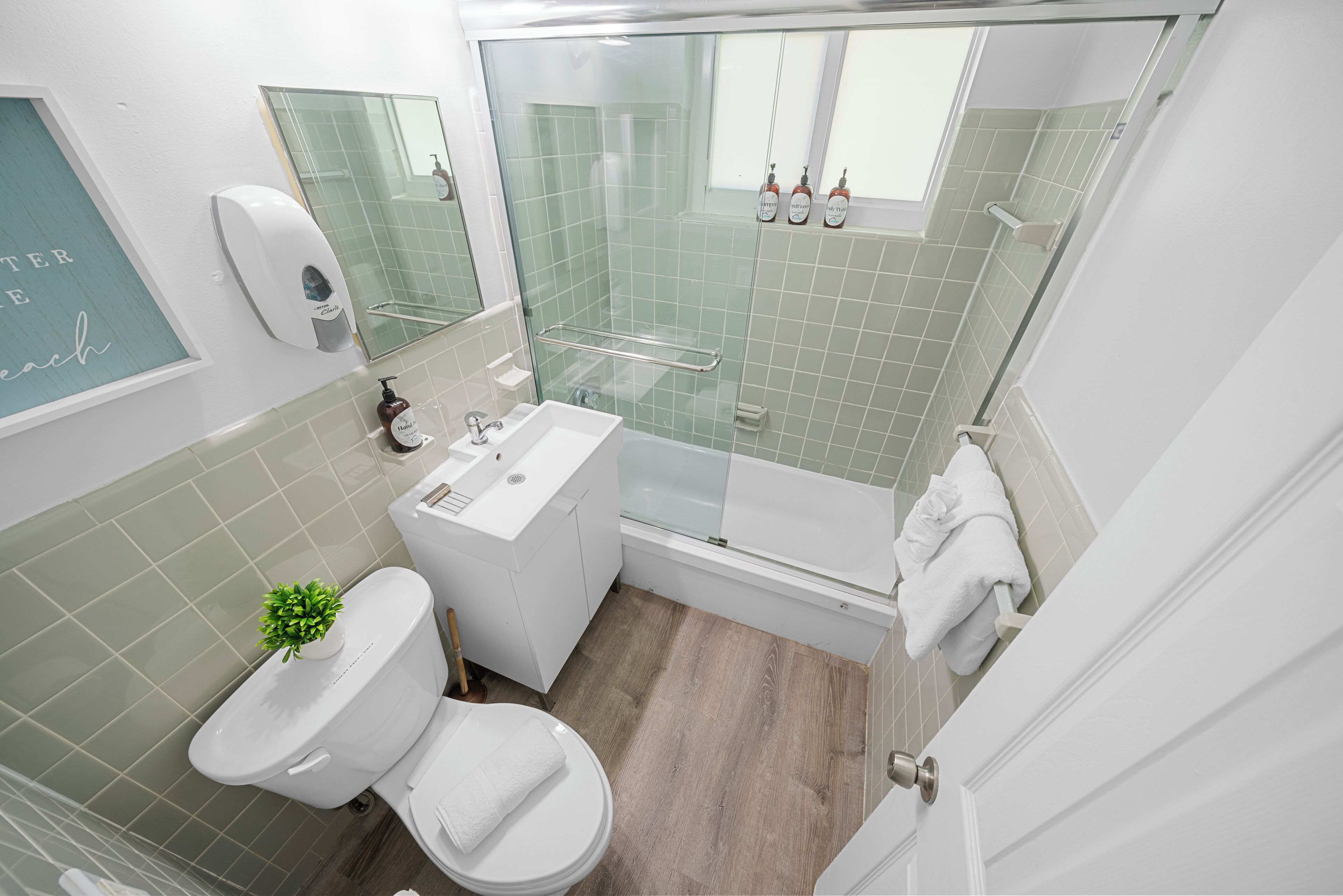 Ensemble douche/baignoire, articles de toilette gratuits, sèche-cheveux