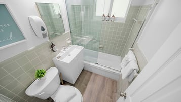 Ensemble douche/baignoire, articles de toilette gratuits, sèche-cheveux