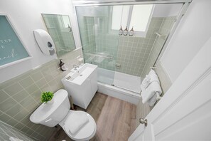 Combined shower/tub, free toiletries, hair dryer, towels
