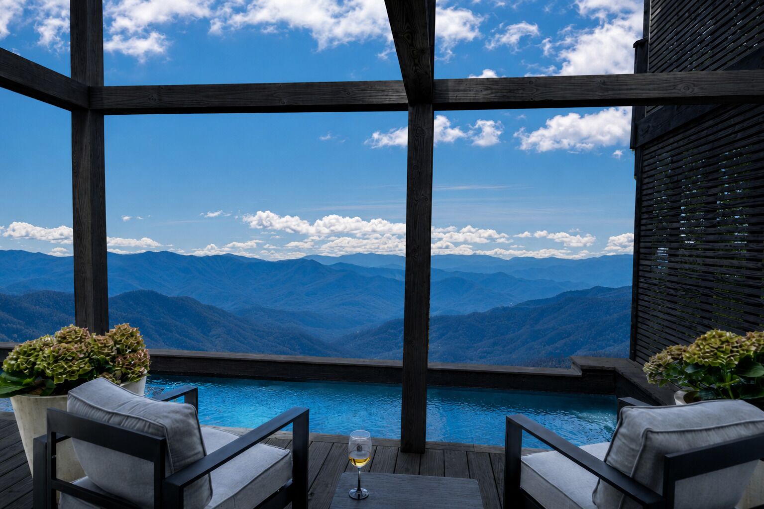 Casa superluxo, vários quartos, lareira, vista para a montanha (Highlands Lodge at Fire M) | Terraço/pátio