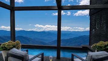 Casa superluxo, vários quartos, lareira, vista para a montanha (Highlands Lodge at Fire M) | Terraço/pátio