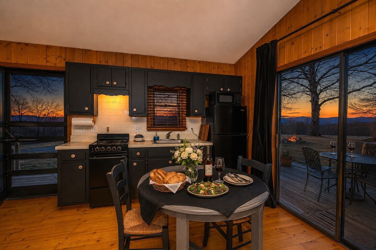 Deluxe huisje, open haard, uitzicht op bergen (Coca-Cola Cabin) | Privékeuken | Een koffiezetapparaat/waterkoker, een blender, een mixer, een eettafel