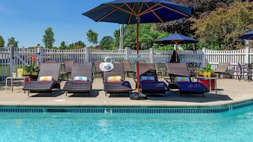 Alberca al aire libre por temporada y camastros