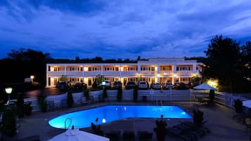 Alberca al aire libre por temporada y camastros