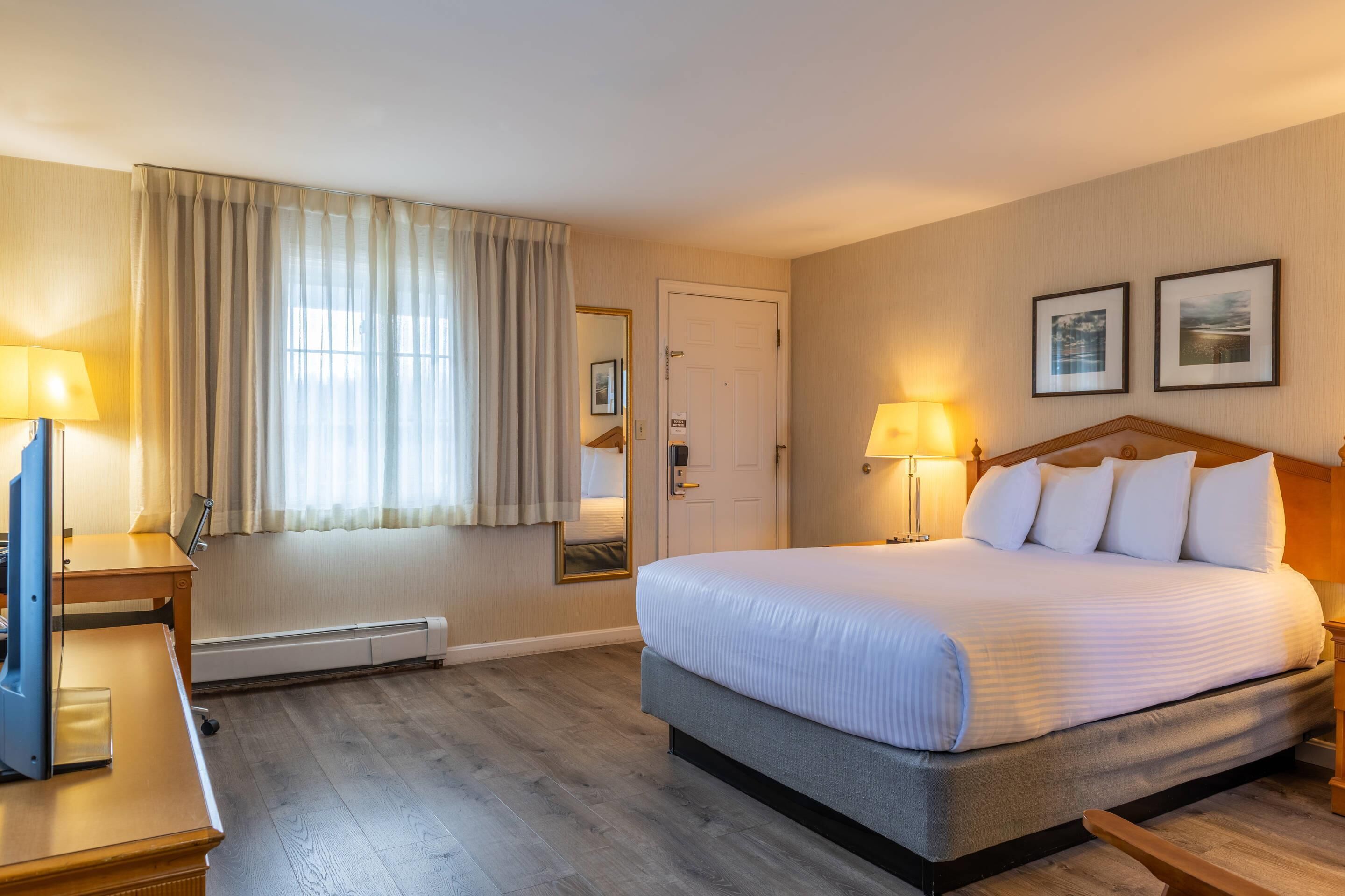 Standard Room, 1 Queen Bed, Non Smoking | Hypo-allergenic bedding, desk, blackout drapes, iron/ironing board