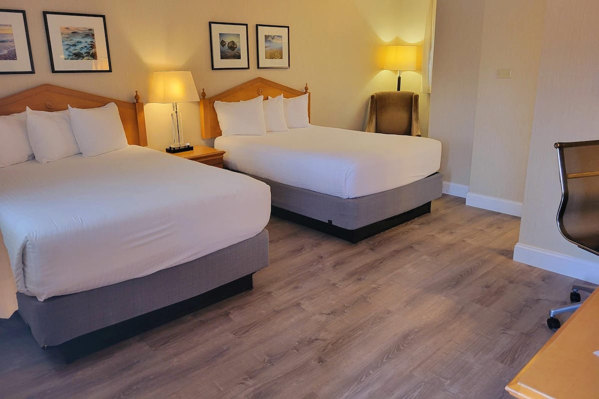 Standard-huone, 2 parisänkyä, tupakointi kielletty, jääkaappi ja mikroaaltouuni | Allergiatestatut vuodevaatteet, työpöytä, pimennysverhot