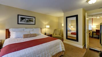 Suite, 1 cama King size y sofá cama, para no fumadores | Ropa de cama hipoalergénica, escritorio y cortinas blackout