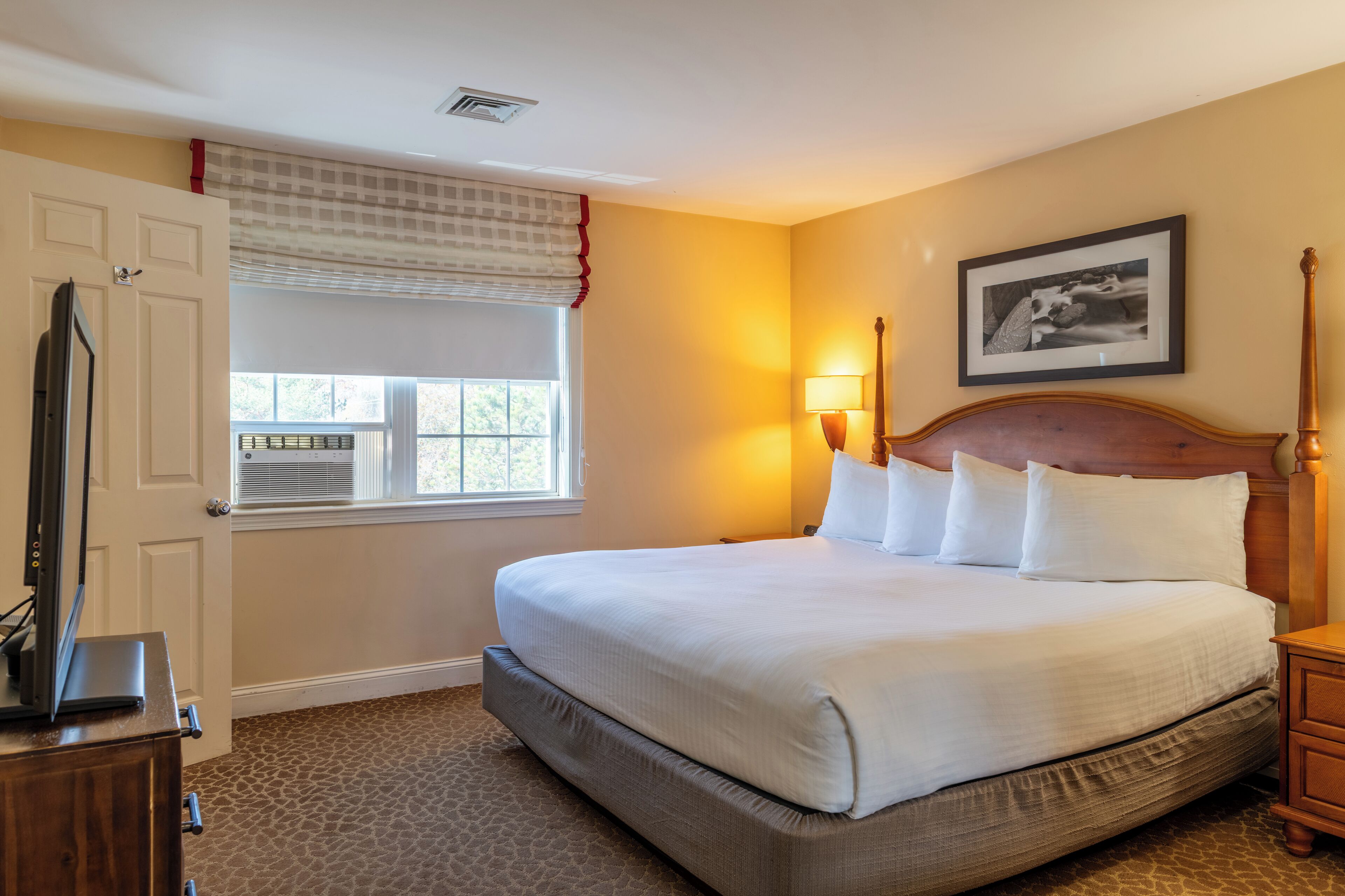 Suite, 1 King Bed with Sofa bed, Non Smoking | Hypo-allergenic bedding, desk, blackout drapes, iron/ironing board