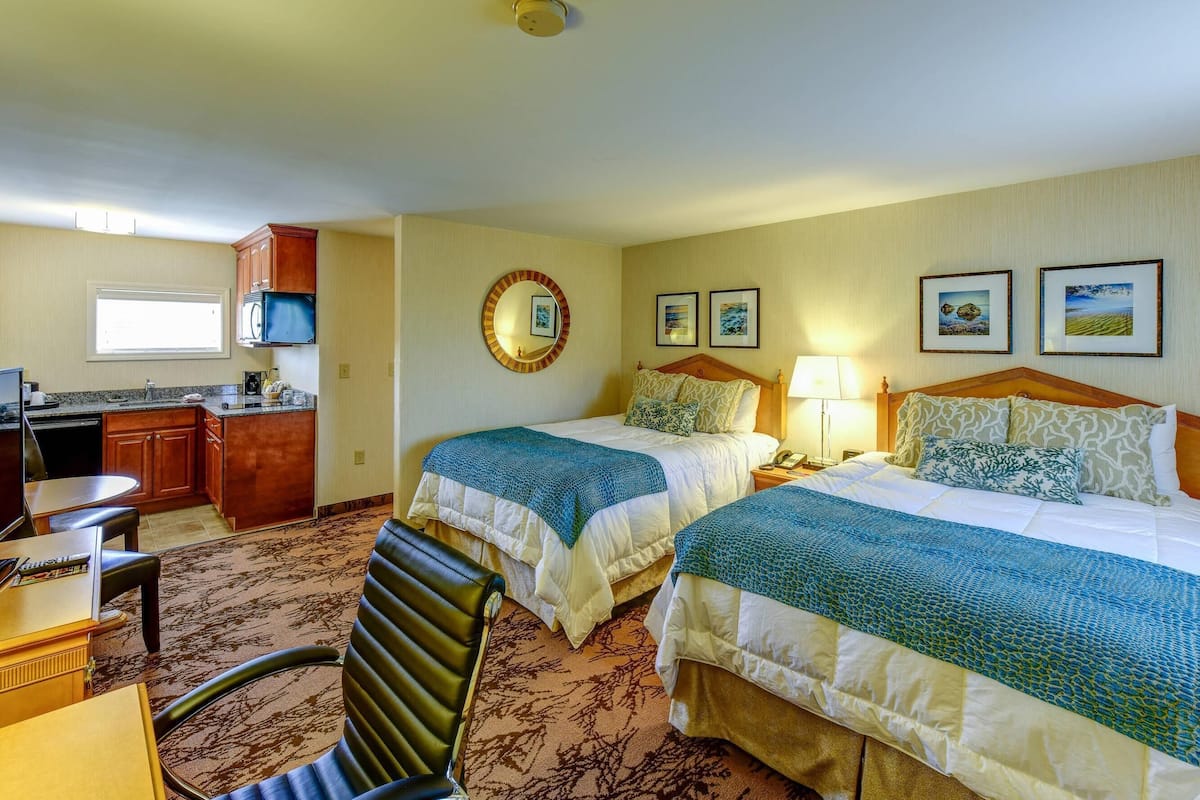 Huone, 2 keskisuurta parisänkyä, tupakointi kielletty (Efficiency) | Allergiatestatut vuodevaatteet, työpöytä, pimennysverhot