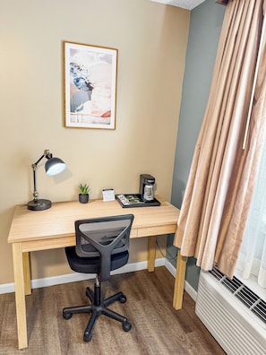 Room, 1 Queen Bed | Premium bedding, pillowtop beds, in-room safe, desk