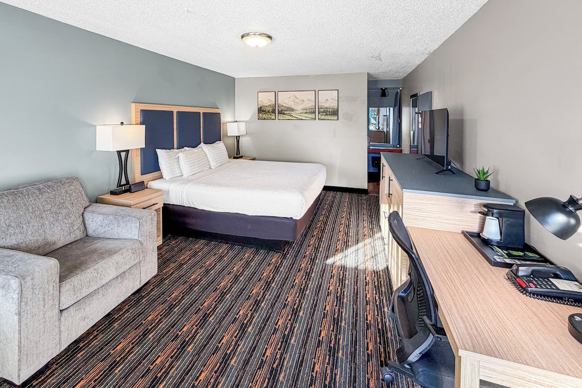 أغطية فراش متميزة وأسرّة بطبقة علوية مريحة وخزنة داخل الغرفة ومكتب