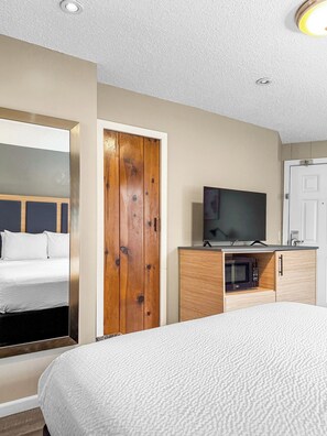 Room, 1 Queen Bed | Premium bedding, pillowtop beds, in-room safe, desk